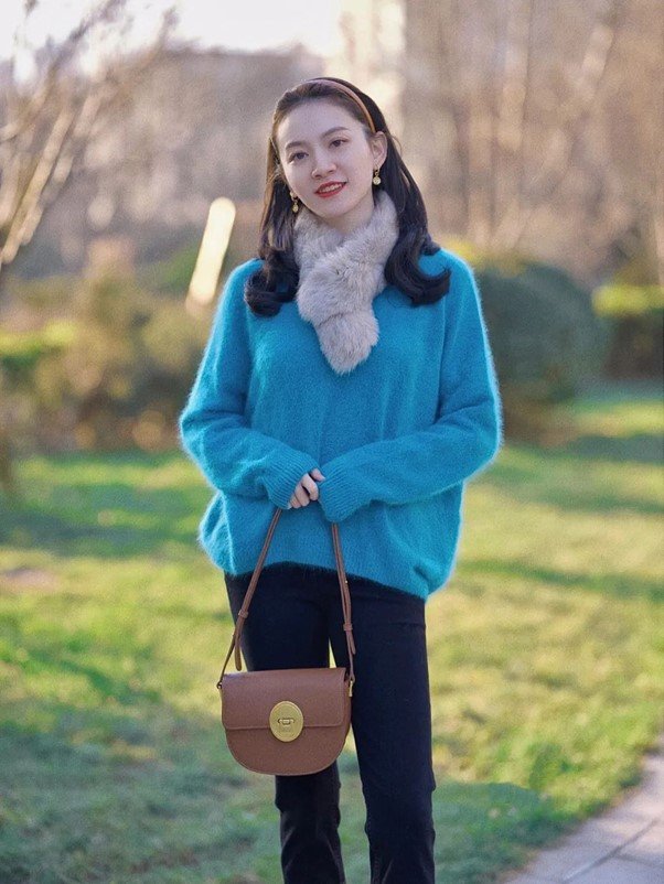 a long-sleeved sweater and a fur scarf