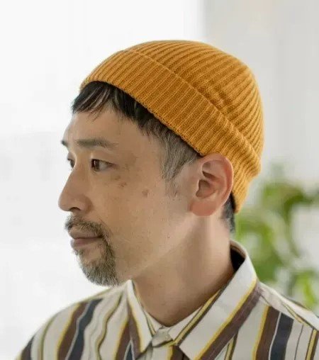короткая шапка с отворотом