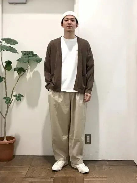 Белая шапка + футболка + кроссовки
