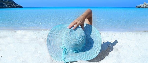 wide-brimmed sun hat
