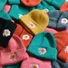 Детская шапка с ребристым узором и манжетами из толстой кабельной пряжи
