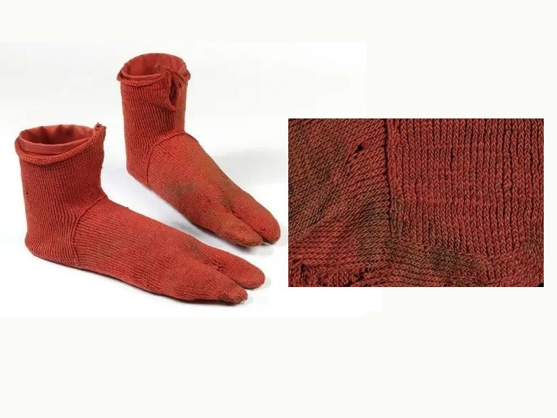 Ein Paar Wollsocken aus Ägypten aus dem 3. bis 5. Jahrhundert n. Chr., ausgestellt im VA Museum.