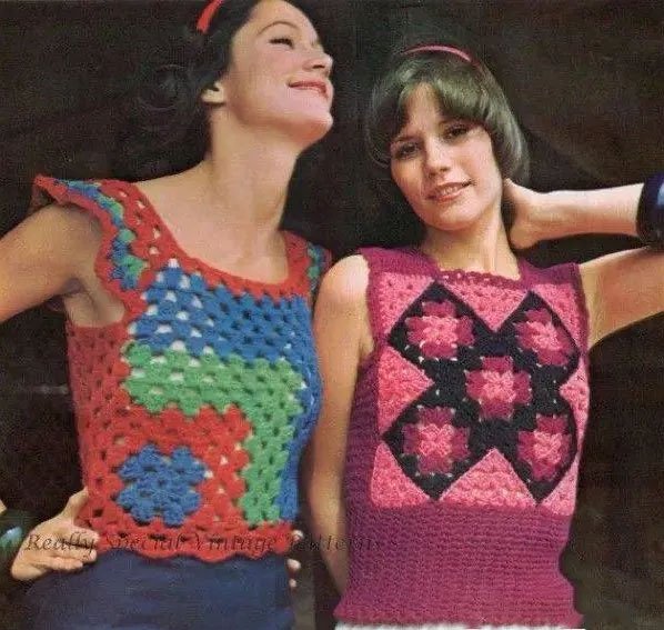 Die in den 1970er Jahren beliebte Strickmode mit bunten Granny Squares ist ebenfalls ein sehr markanter Stil.