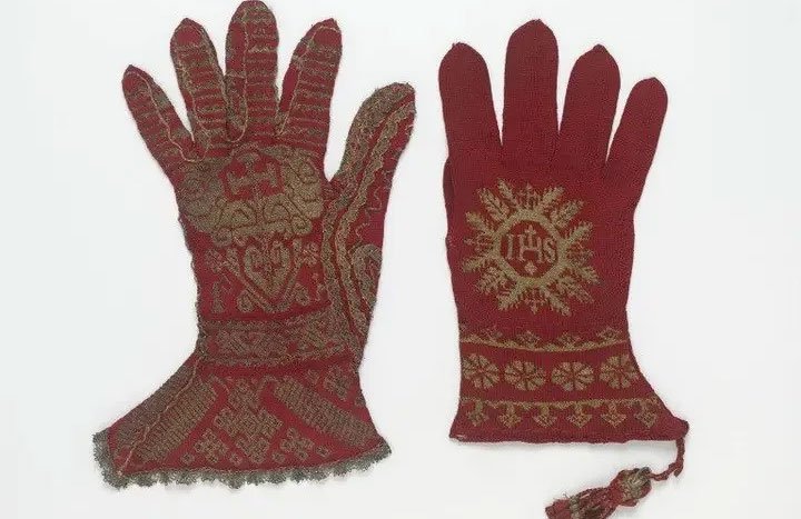 Handgestrickte Handschuhe aus Spanien vor dem 16. Jahrhundert